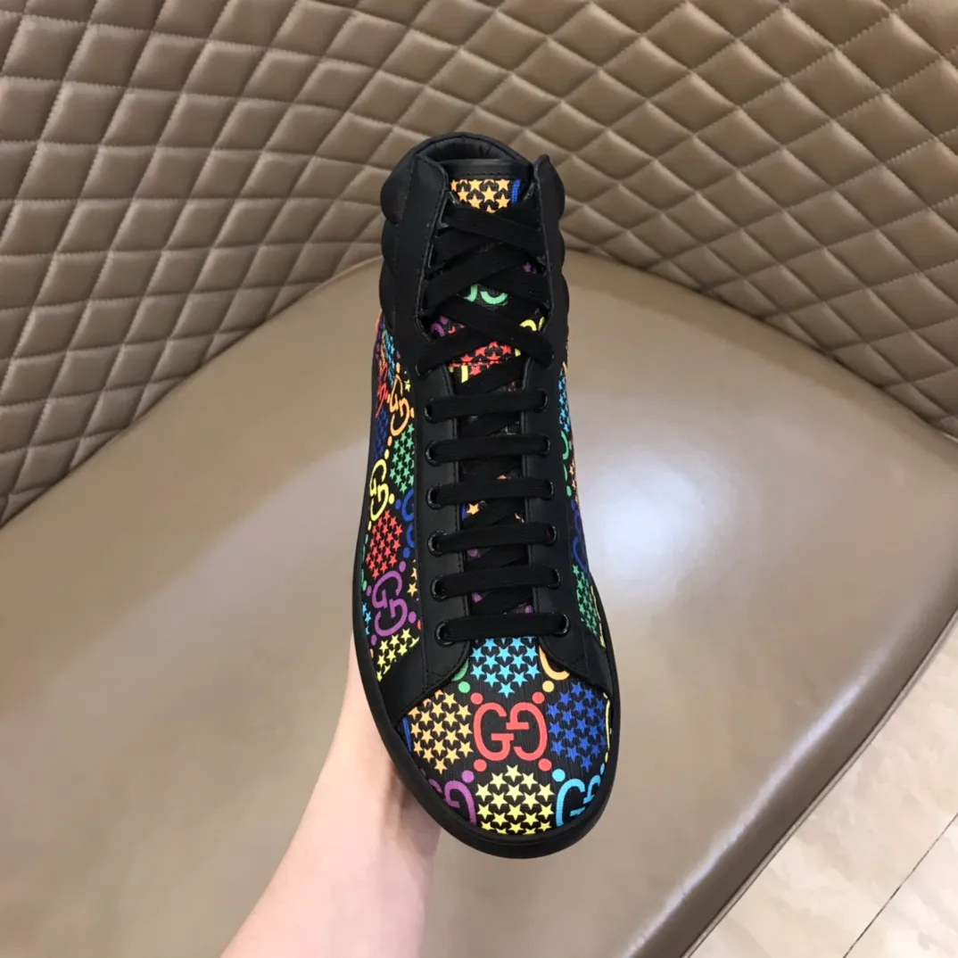 p420 "GUCC*" high-top boots for couples launched on the official website of the same style. Counter quality [strong][strong] Selected Gucci imported waterproof rubber. Gucci's symbolic original webbing. Trendy and versatile style. "Double G" logo styling midsole. PU brand logo feet. Fine workmanship. Upper material. Men's size 38-44, women's size 35-39.
